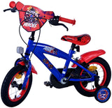 Blaues Kinderfahrrad mit roten Details und Heldenmotiv am Lenker