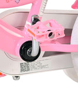 Pinkes Kinderfahrrad mit Pedal und Reifen, sichtbare technische Details