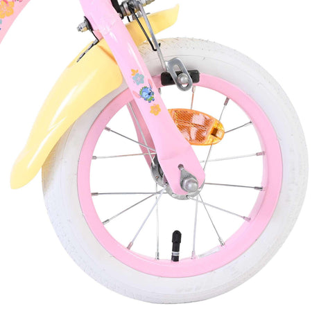 Vorderreifen eines Kinderfahrrads mit bunten Blumenmotiven und weißen Reifen