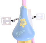 Buntes Kinderfahrrad mit blumigem Sattel und weißen Pedalen