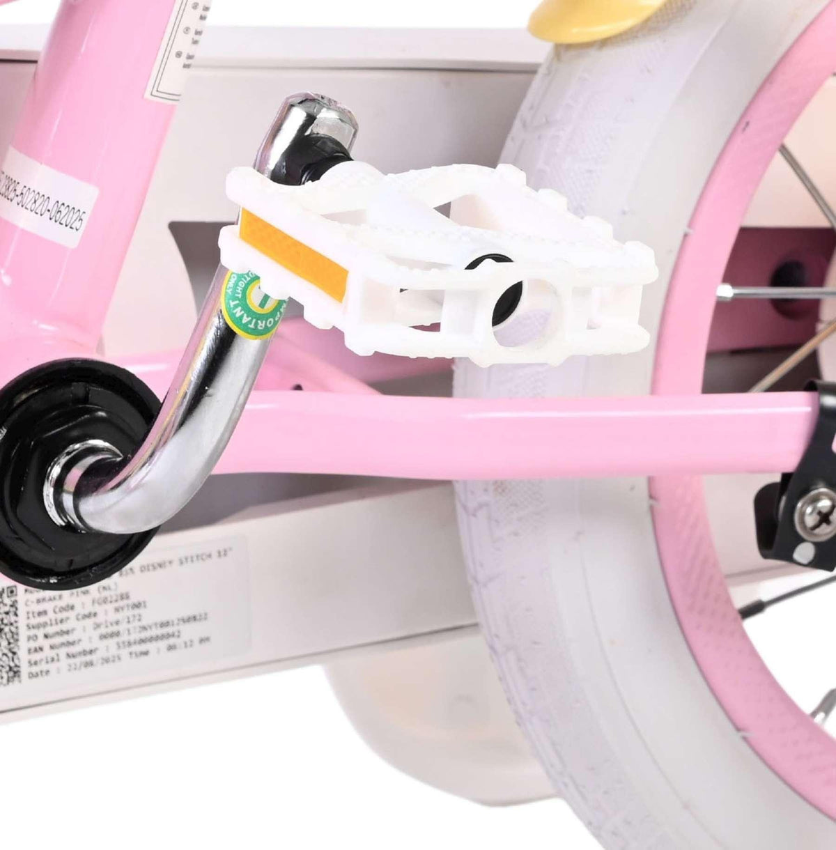 Weißer Fahrradpedal an pinkem Kinderfahrrad mit Metallachse