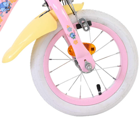 Vorderreifen eines Kinderfahrrads mit buntem Design und weißen Reifen