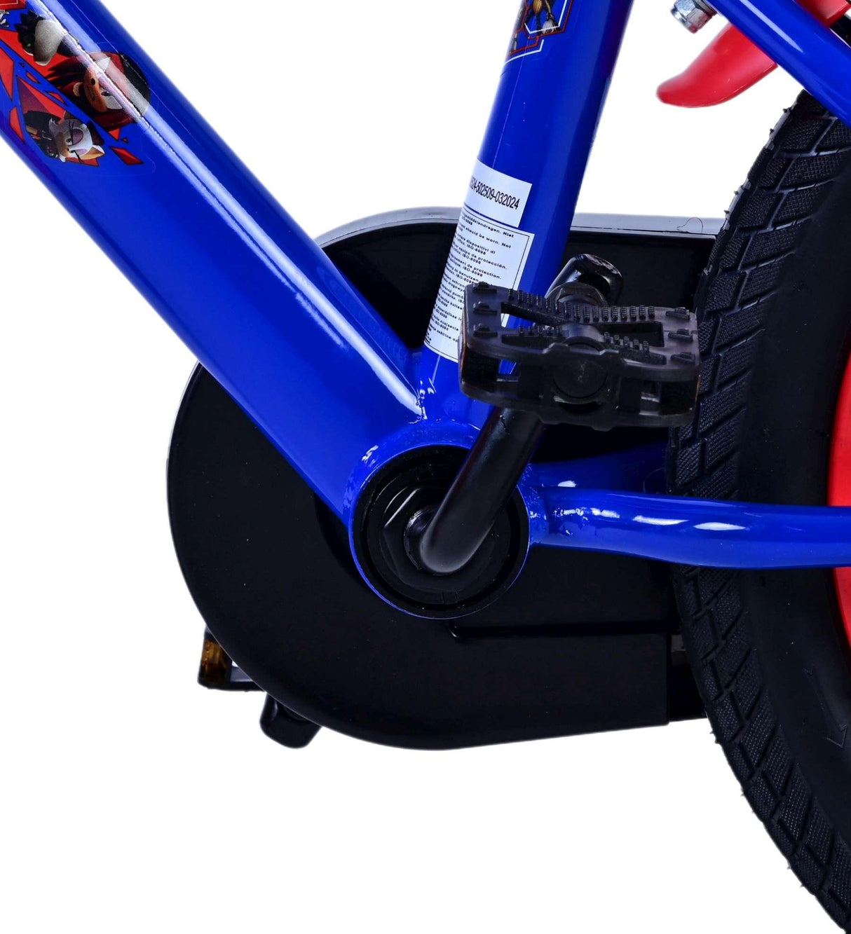 Blaues Kinderfahrrad mit rotem Sattel und Pedalen, geschlossene Kettenabdeckung