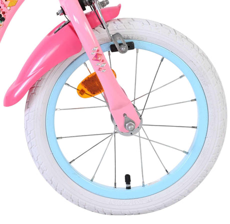Vorderreifen eines pinken Fahrrads mit weißen und blauen Akzenten