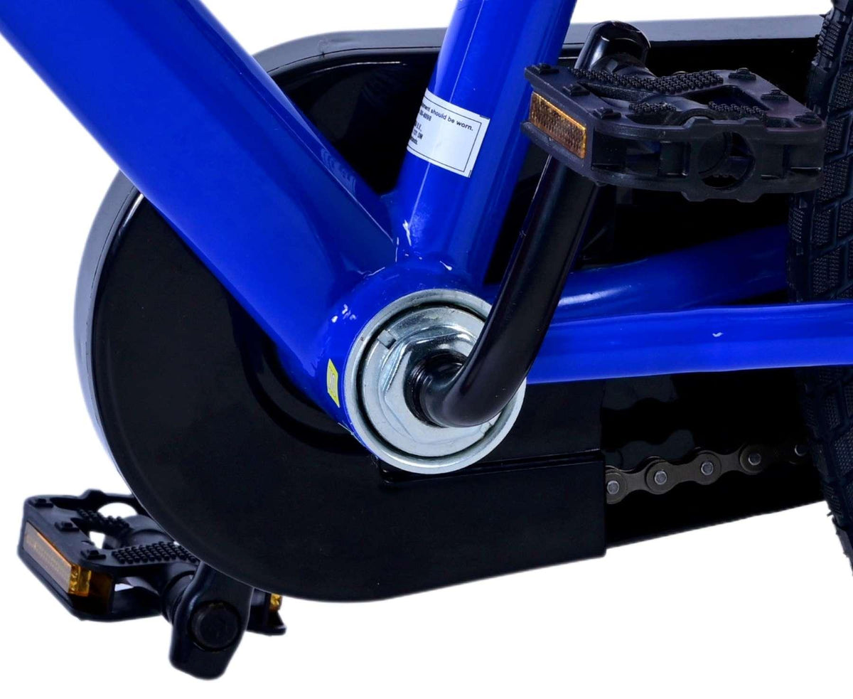 Blaue Fahrradrahmenmitte mit Kettenantrieb und Pedalen sichtbar