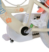 Fahrradrahmen mit blühenden Motiven und Pedalen in Weiß und Orange