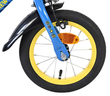 Vorderreifen eines Fahrrads mit gelbem Reifenrand und reflektierendem Element
