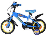 Blaues Kinderfahrrad mit gelben Reifen und Comic-Motiven auf dem Sattel