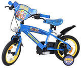 Blaues Kinderfahrrad mit Comic-Motiv und gelben Reifen