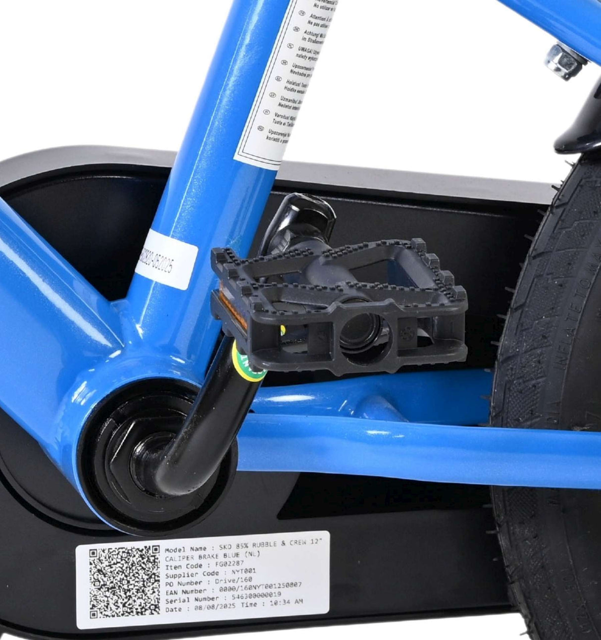 Blaue Fahrradpedale an einem Fahrradrahmen montiert