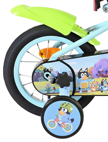 Fahrrad mit grünem Schutzblech und buntem Design am Rahmen