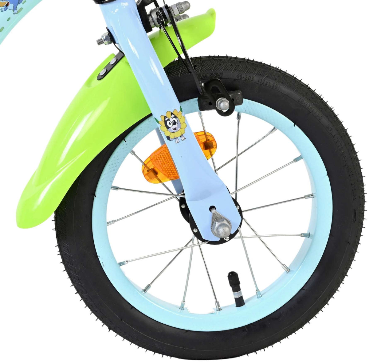Vorderreifen eines Kinderfahrrads mit buntem Schutzblech und Reflektor
