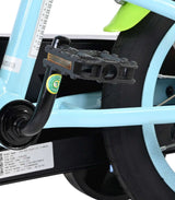 Schwarzes Fahrradpedal an einem blauen Fahrradrahmen montiert