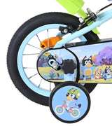 Buntes Kinderfahrrad mit stabilisierenden Rädern und kindgerechtem Design