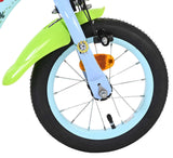 Vorderreifen eines Kinderfahrrads mit buntem Schutzblech und Reflektor
