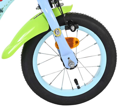 Vorderreifen eines Kinderfahrrads mit buntem Schutzblech und Reflektor