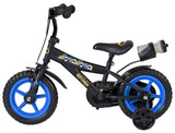 Schwarzes Kinderfahrrad mit blauen Reifen und Wasserflaschehalter