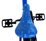 Blauer Fahrradsattel mit buntem, kindgerechtem Design und Pedalen