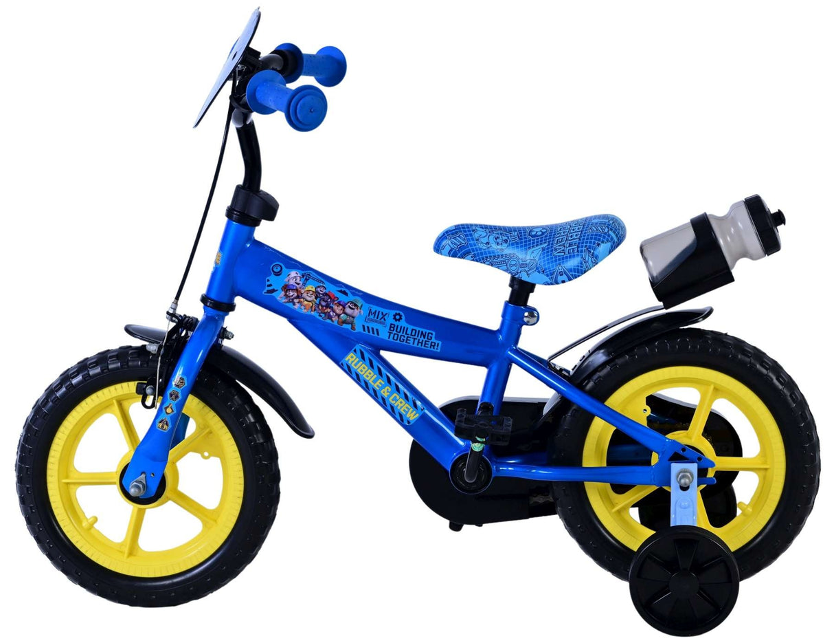 Blaues Kinderfahrrad mit gelben Rädern und Trinkflasche am Rahmen