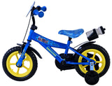 Blaues Kinderfahrrad mit gelben Rädern und Trinkflasche am Rahmen
