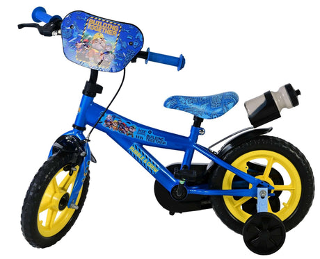 Blauer Kinderfahrrad mit gelben Rädern und Trinkflasche am Rahmen