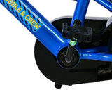 Blauer Fahrradrahmen mit Pedalen und schwarzem Tretlagerbereich