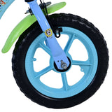 Vorderreifen eines Kinderfahrrads in Blau und Schwarz mit grünem Schutzblech