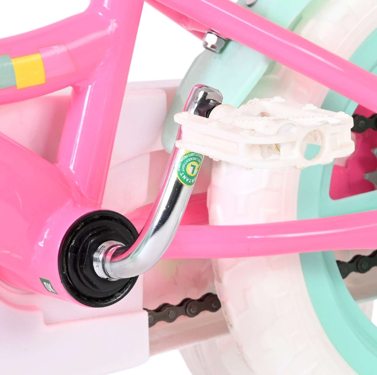 Rosa Kinderfahrrad mit chromfarbener Pedale und weißen Reifen