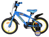 Blaues Kinderfahrrad mit gelben Reifen und Comic-Motiv auf dem Sattel