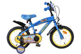 Blaues Kinderfahrrad mit gelben Reifen und buntem Sattel