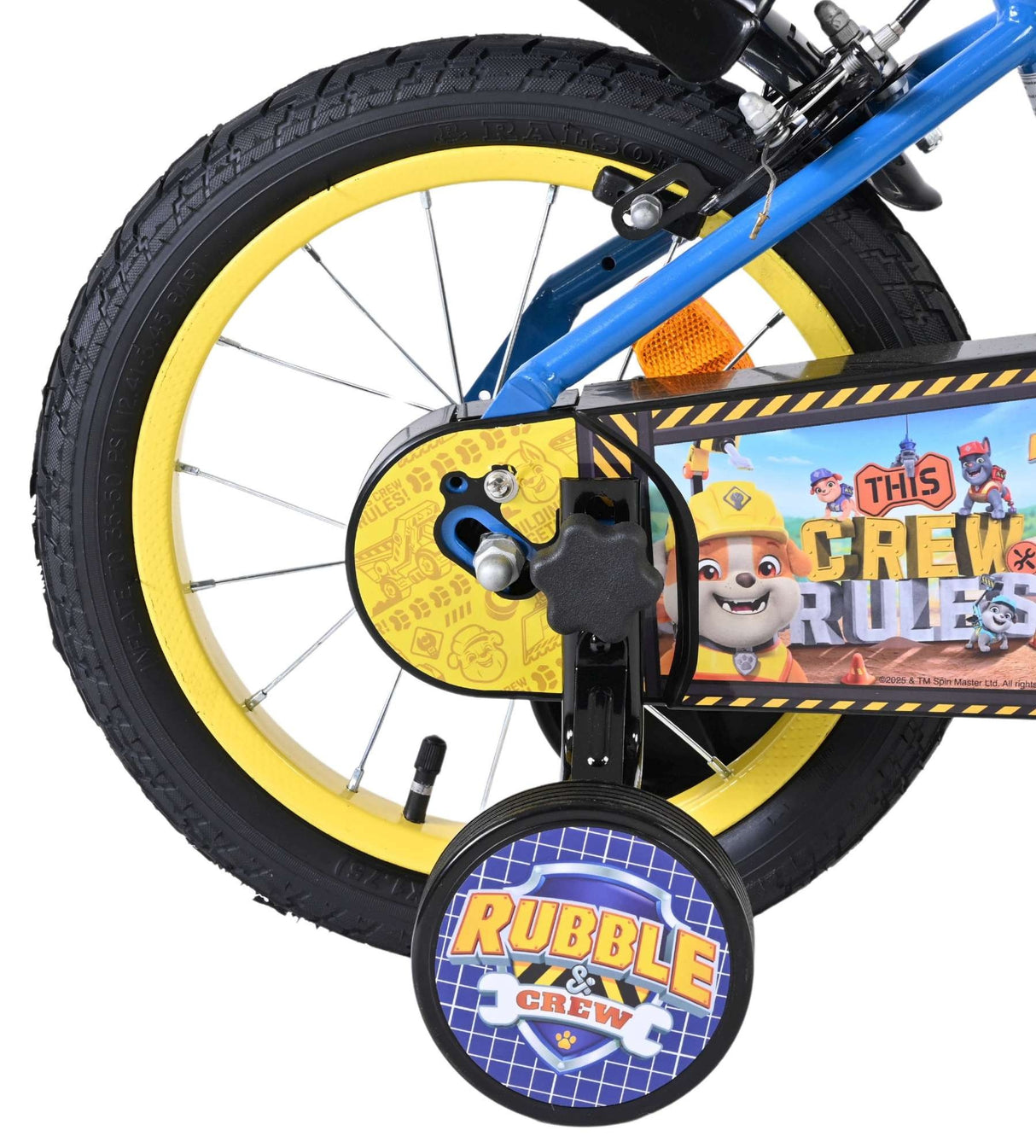 Blaue Kinderfahrrad mit gelben Reifen und Charaktermotiven am Rahmen