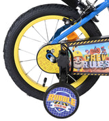 Blaue Kinderfahrrad mit gelben Reifen und Charaktermotiven am Rahmen