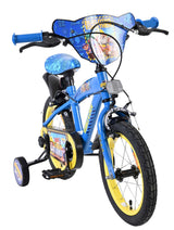 Blaues Kinderfahrrad mit gelben Reifen und Stützrädern