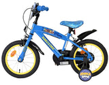 Blaues Kinderfahrrad mit gelben Reifen und Comic-Motiv
