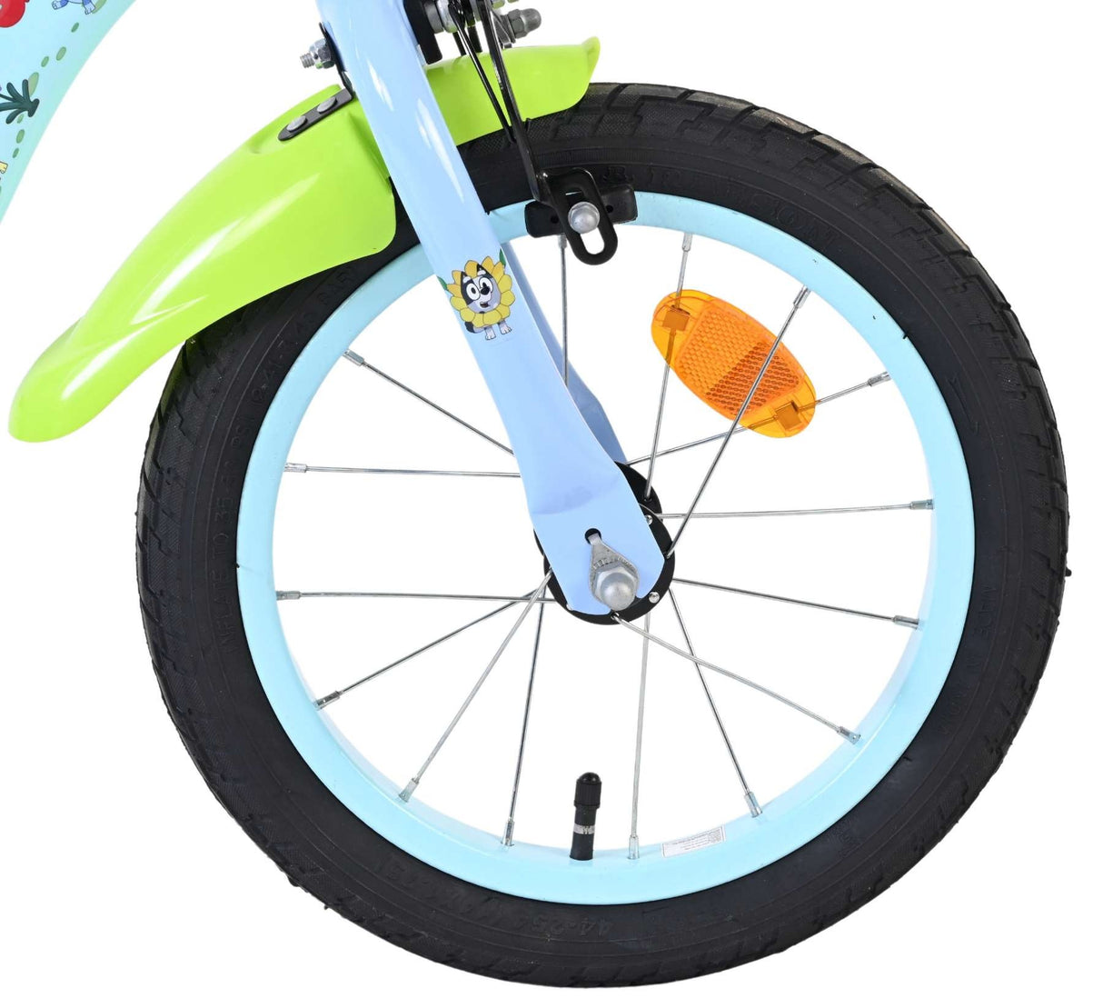 Vorderreifen eines Fahrrads mit buntem Schutzblech und Reflektor