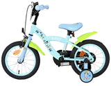 Kinderfahrrad in Hellblau mit grünen Schutzblechen und Stützrädern