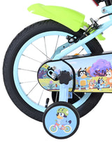 Buntes Kinderfahrrad mit Stützrädern und Comic-Motiven am Rahmen