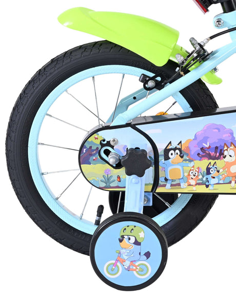 Buntes Kinderfahrrad mit Stützrädern und Comic-Motiven am Rahmen