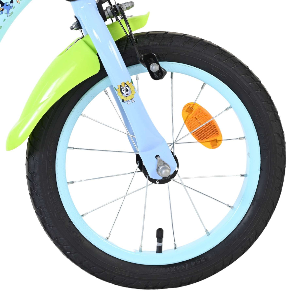Vorderreifen eines Kinderfahrrads in Blau und Grün mit Reflektor