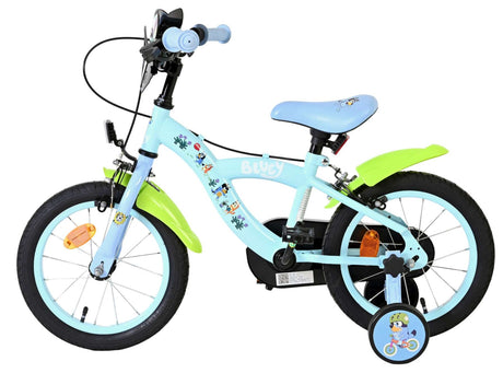 Kinderfahrrad in Hellblau mit grünen Schutzblechen und Stützrädern
