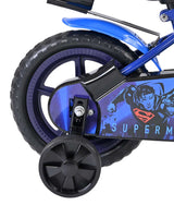Blaue Kinderfahrrad mit Superman-Motiv und Stützrädern