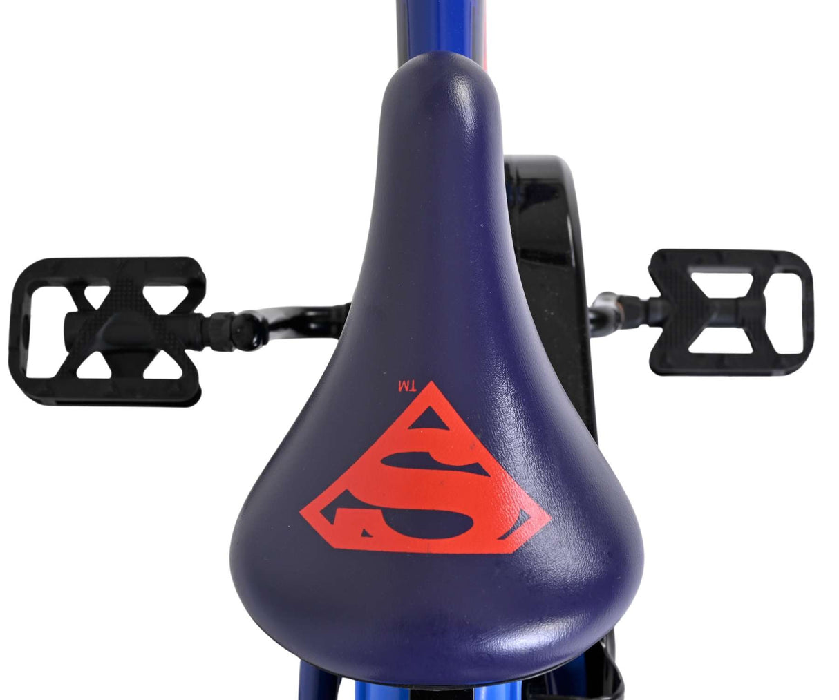 Fahrradsattel in Blau mit rotem Superman-Logo und Pedalen