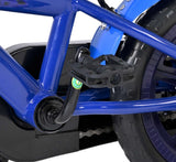 Blaue Fahrradpedale mit schwarzem Rahmen und Kette sichtbar
