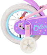 Hinterrad eines lila Kinderfahrrads mit weißen Reifen und pinken Details