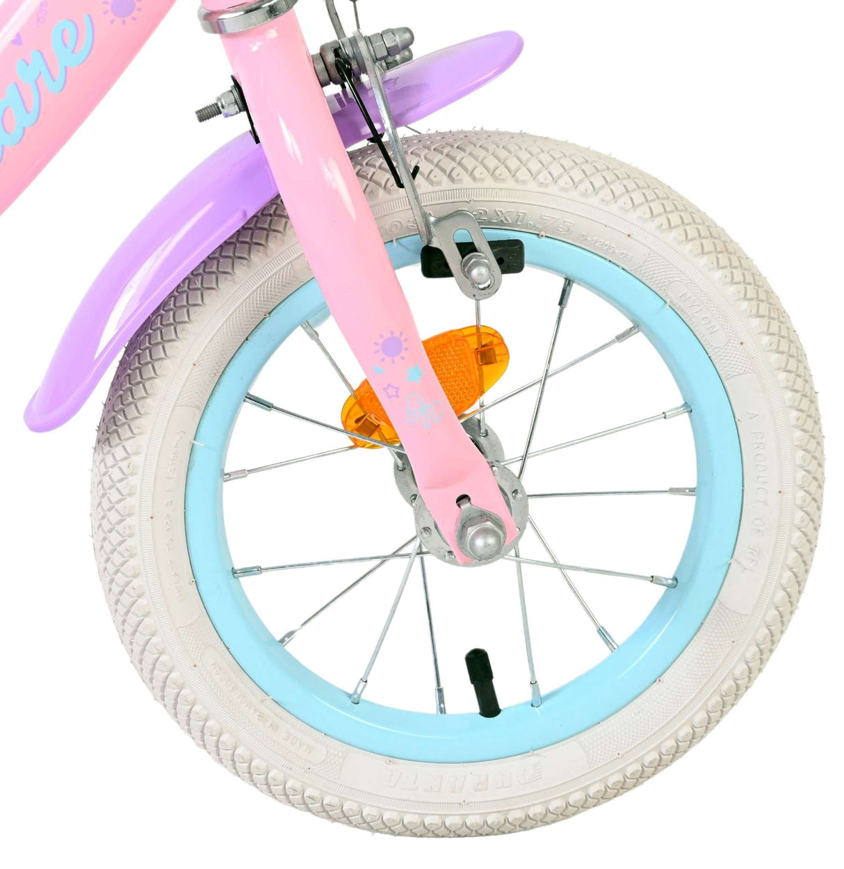 Vorderreifen eines Kinderfahrrads mit buntem Schutzblech und Reflektor