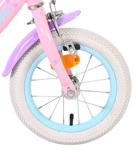 Vorderreifen eines Kinderfahrrads in Pink und Blau mit reflektierendem Element