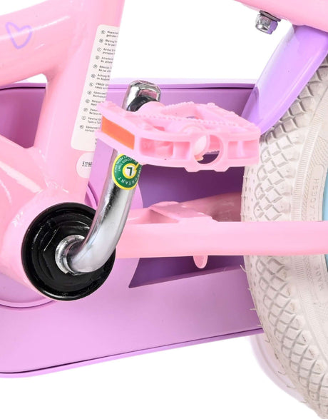 Detailansicht eines pinken Fahrrads mit lila Pedal und Reifen