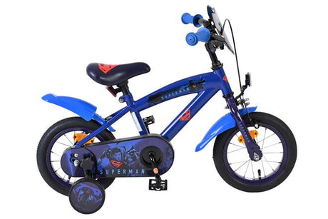 Blaues Kinderfahrrad mit Superman-Motiv und Stützrädern