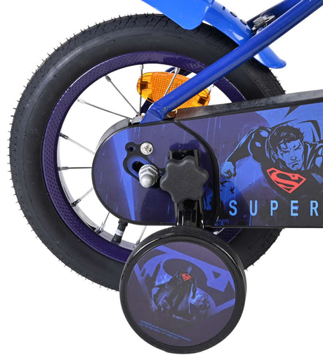 Blaue Kinderfahrrad mit Superman-Motiv und kleinen Reifen