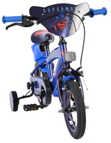 Blaues Kinderfahrrad mit Superman-Motiv und Stützrädern